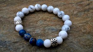 Jaspis cesarski z lux howlitem.