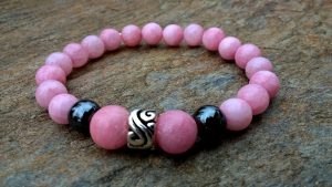 Jadeit w różu z odrobiną hematytu.