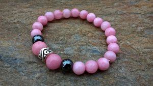 Jadeit w różu z odrobiną hematytu.