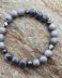 Bransoletka z szarych kamyków